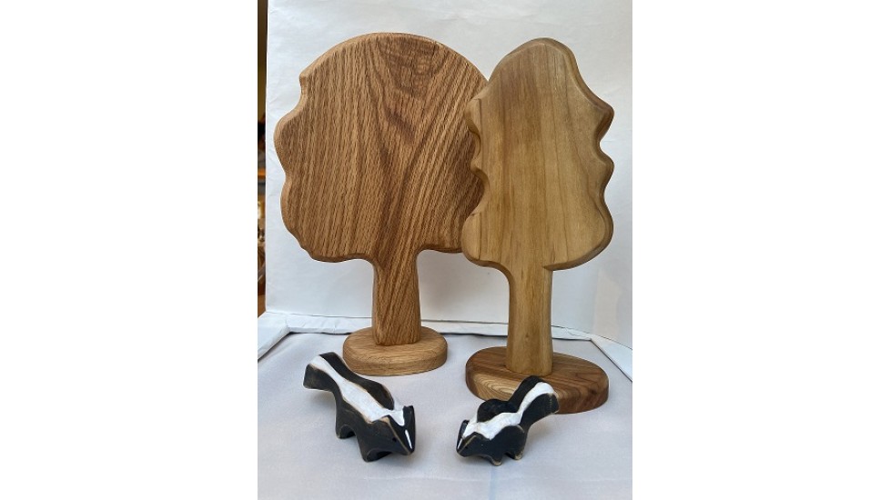 Mama skunk and her son carved in wood, figurine, decoration